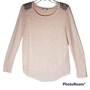 Eyeshadow ladies medium soft pink pullover tee shirt w/studded shoulders. 134